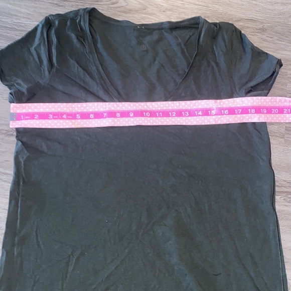 Lululemon T-Shirt - Picture 4 of 5